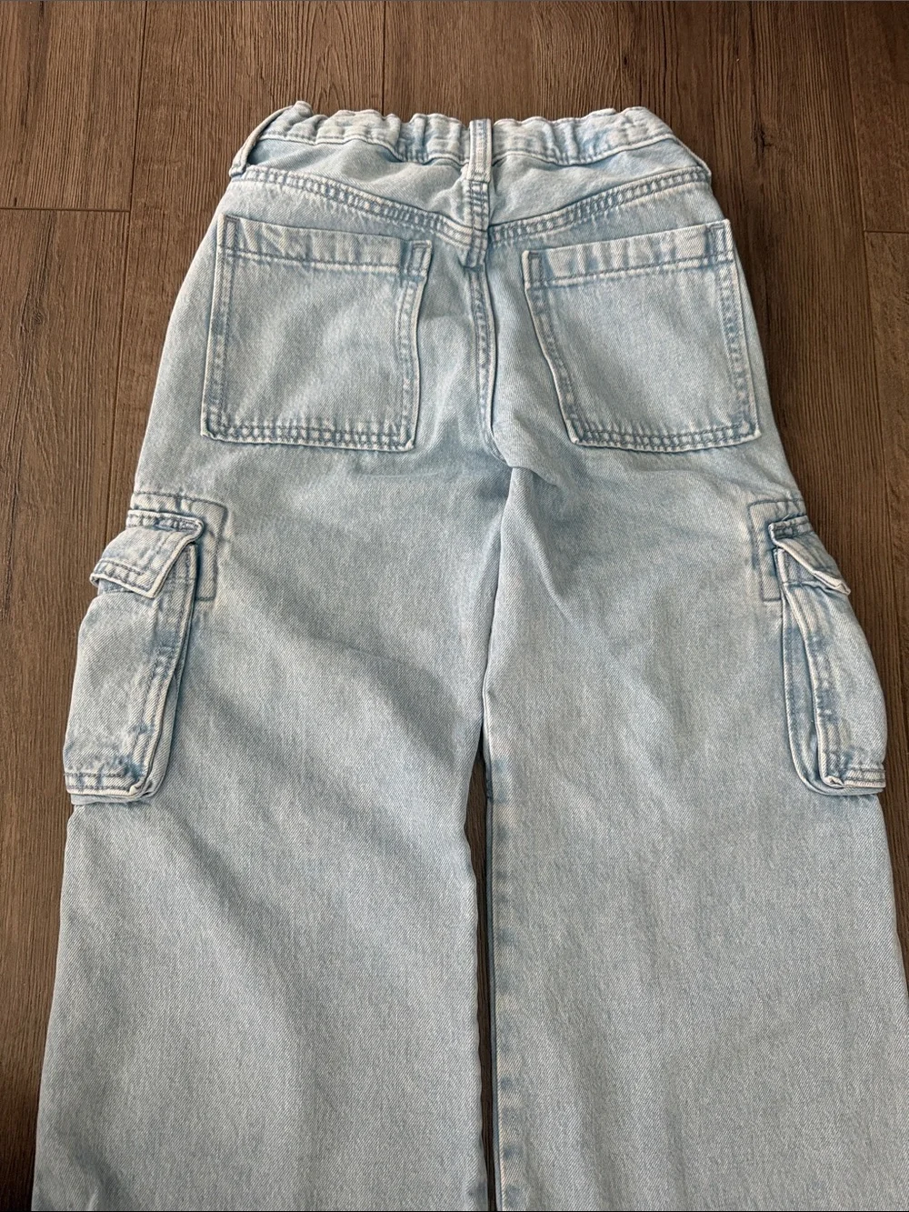 Girls-Old Navy Light Wash Relaxed Fit Jeans. Size 8